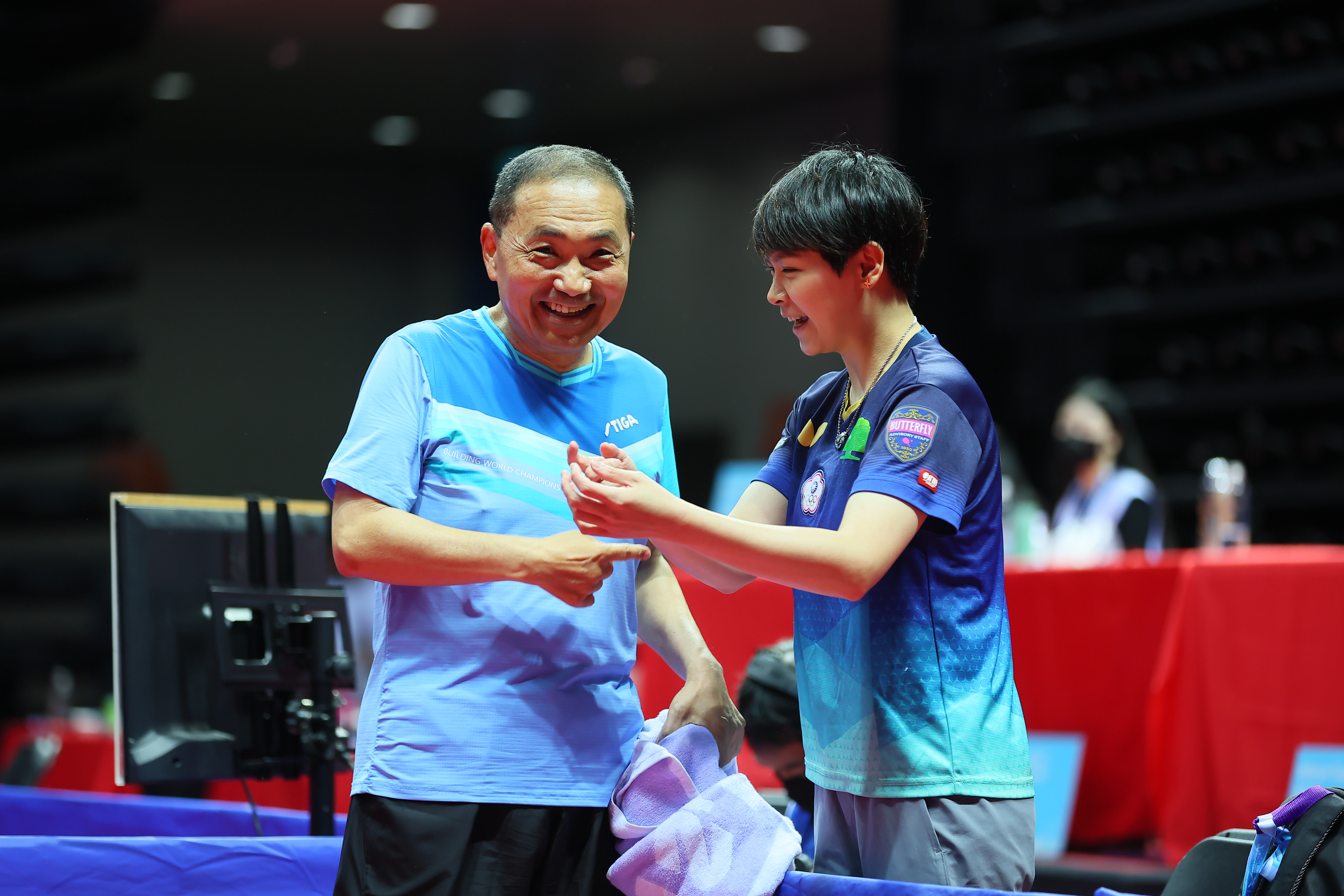  陳思羽擔任場邊指導教練 提醒市長的同時 也為他加油打氣